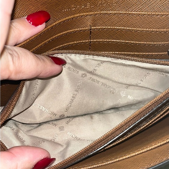 MICHAEL KORS KINSLEY Brown Leather Carryall Gold-Tone Hardware Wallet - Picture 12 of 16